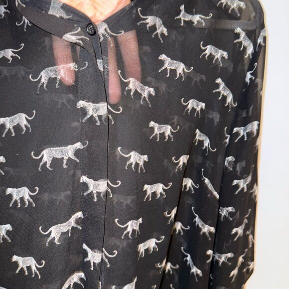 Lane Bryant sheer cheetah print hidden button split back blouse Size 26/28 EUC - Picture 2 of 7